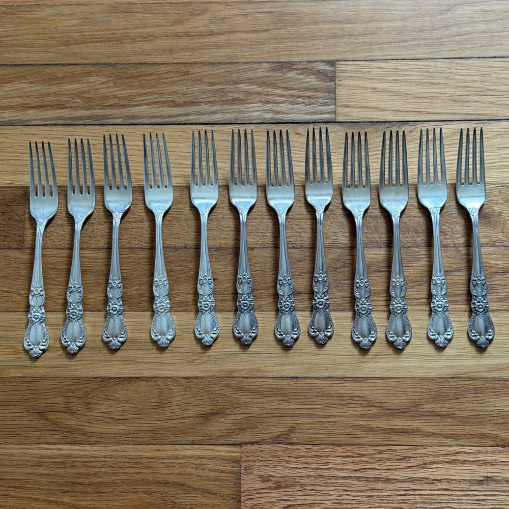 1847 Rogers Bros. IS Heritage Flatware Set 49 Pieces Floral Design